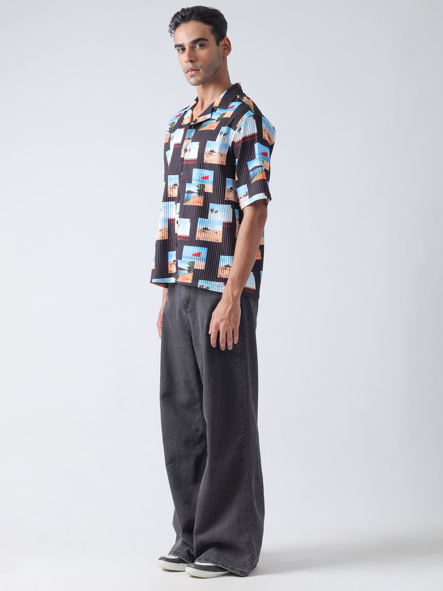 Black Turkey Pleated With Printed Casual Shirt, Has A Cuban Collar, Button Placket, Short Regular Sleeves, Straight Hem