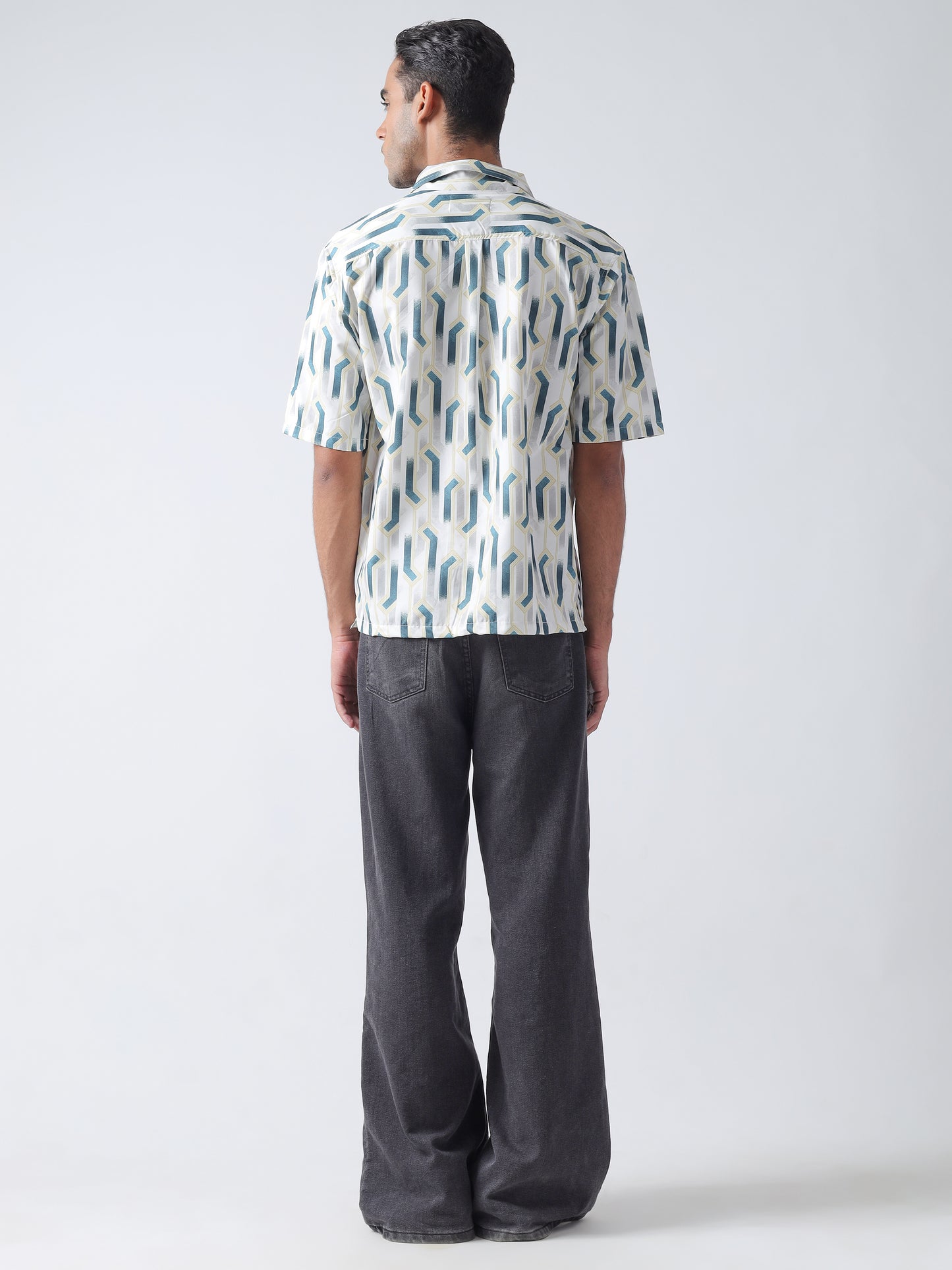 Green Printed Casual Shirt, Has A Cuban Collar, Button Placket, Short Regular Sleeves, Straight Hem