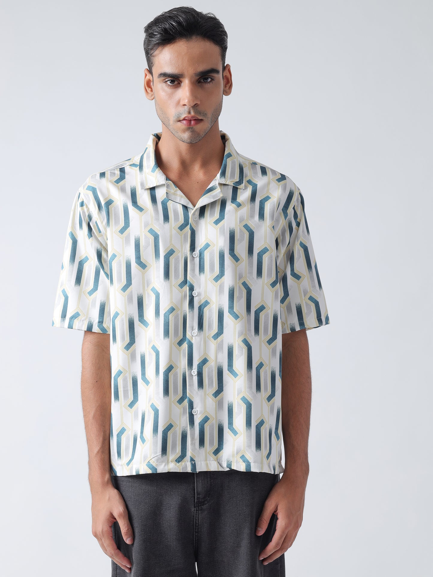 Green Printed Casual Shirt, Has A Cuban Collar, Button Placket, Short Regular Sleeves, Straight Hem