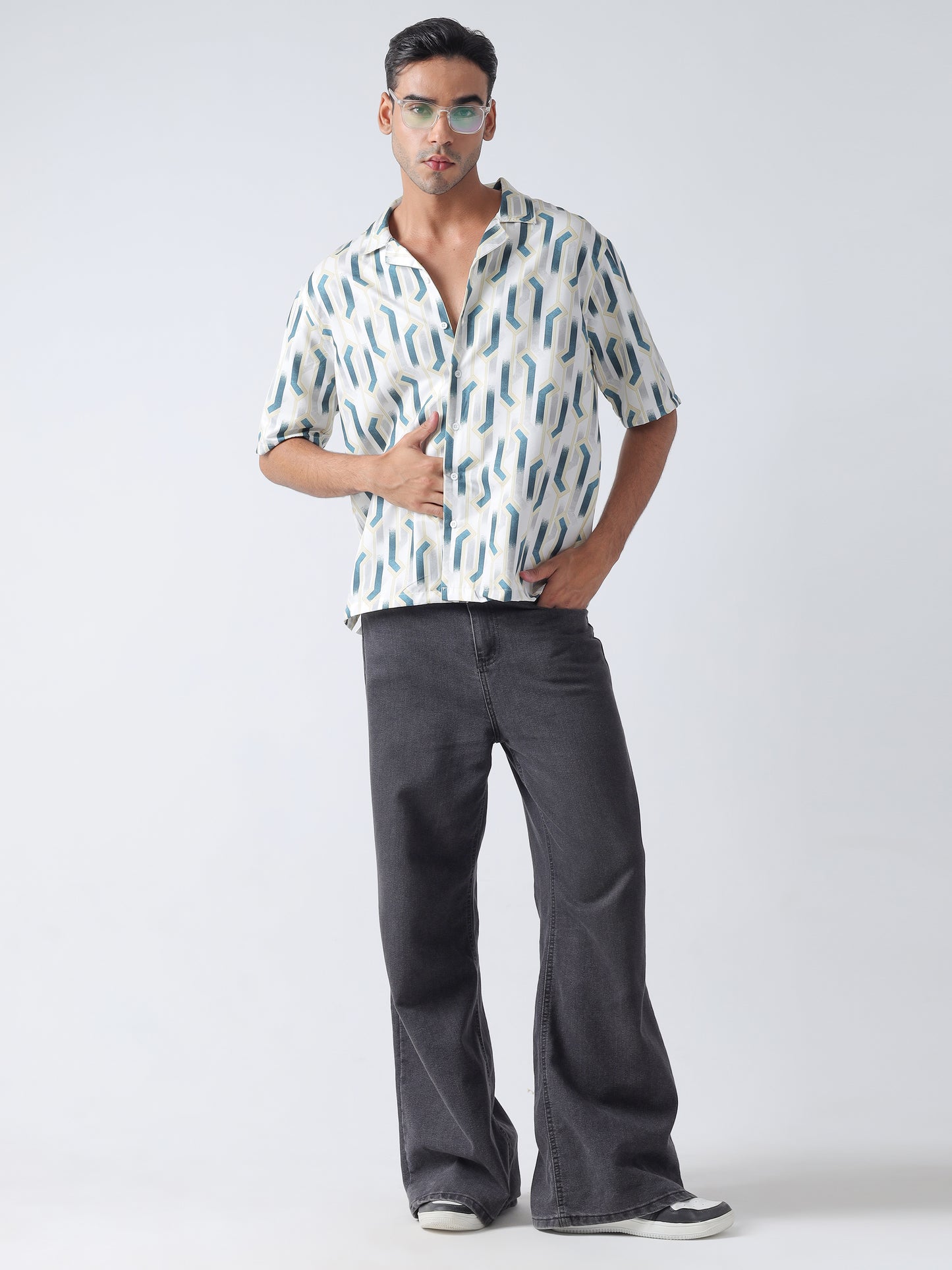 Green Printed Casual Shirt, Has A Cuban Collar, Button Placket, Short Regular Sleeves, Straight Hem