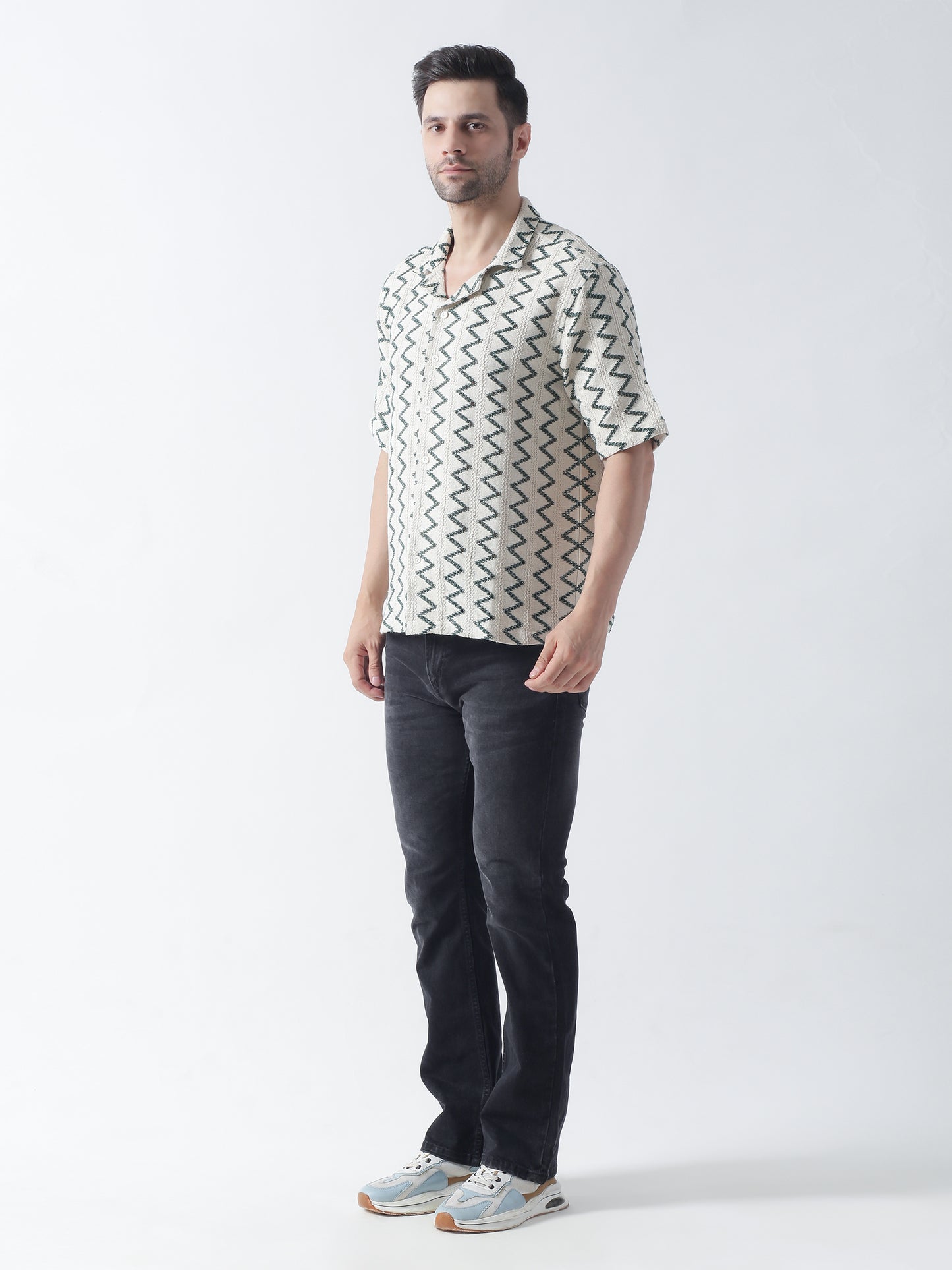 Green crocia Casual shirt ,has a cuban collar, button placket, short regular sleeves, straight hem